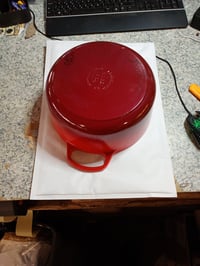 Okrúhly liatinový hrniec Le Creuset Signature s pokrievkou, 26 cm, 5,3 l — 0,5 cm odštipnutá glazúra na spodnej časti (stav: pozri 2. obrázok) 2