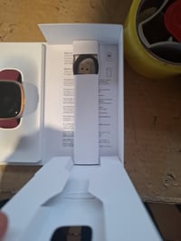 Inteligentné hodinky Fitbit Versa 4 s GPS, fialovo-ružový remienok / puzdro z ružového hliníka — chybné, nezobrazuje obraz, na náhradné diely (stav: pozri 2. obrázok) 4