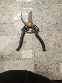 Fiskars Pro P90 vrtne škare za grane (bypass), s neprianjajućom oštricom, 22,5 cm, crno/narančaste, za rezanje svježih grana i izdanaka, čelična oštrica 2
