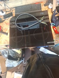 Plită electrică Bosch PKE611FN8E Seria 6, 4 zone de gătit, 60 cm, 6900W — defectă, pentru piese: crăpată în două locuri (stare: vezi a 2-a fotografie) 2