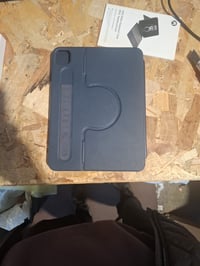 HOU Rotating Keyboard Case iPad Air 11 colos (M3/M2) 2025 és Pro 11 készülékekhez, levehető mágneses tok érintőpaddal, RGB háttérvilágítás 2