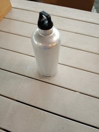 Hliníková fľaša SIGG Traveller 1 l, na sýtené nápoje, nepriepustná, bez BPA — preliačina na boku (stav: pozri 2. obrázok) 2