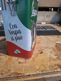 Cutie metalică pentru cafea Nostalgic-Art Vespa The Italian Classic Retro 1,3 l - Cu carcasă metalică îndoită, funcțională (stare: vezi a 2-a poză) 4