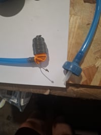 SOURCE Convertube adaptér na fľašu s hadičkou, modrý, s odtrhnutým upevňovacím lankom uzáveru (inak — stav malého lanka viď 2. obrázok) 4