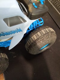 Monster Jam Megalodon Storm RC távirányítós amfibius monster truck cápa dizájn 1:15 méretarány szárazföldre és vízre 4 éves kortól 6