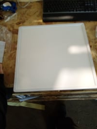 BestLuz LED mennyezeti panel 42x42 cm 24W 2800 lm CCT 3000K/4000K/6500K IP44 — repedt lámpakeret saroknál (állapot: lásd a 2. képet) 3