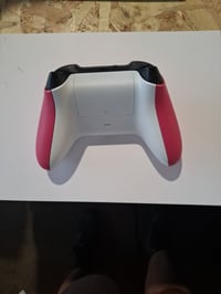 Bezdrôtový ovládač Xbox Deep Pink (2025) – oba kusy na náhradné diely / na rozobratie: Oba joysticky driftujú (stav: viď 2. obrázok) 4
