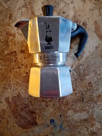 Hliníkový kávovar Bialetti Moka Express na 2 šálky, 90 ml, strieborno-čierny — známky opotrebovania a škvrny (stav: pozri 2. obrázok) 6