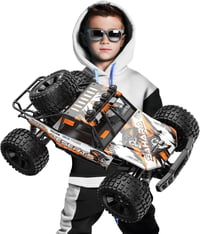 DEERC 1:10 RC Monster Truck 48 km/h 4X4 LED világítással, 2 akkumulátor, 2.4 GHz 8