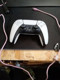 Bezdrôtový ovládač Sony DualSense bielej farby pre konzolu PlayStation 5 – použitý stav 2