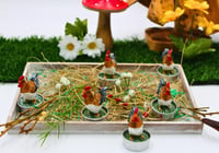 Dekohelden24 Dekoratívna čajová sviečka v tvare kuriatka, stolová sviečka, súprava 6 ks, rozmery: 4 x 4 x 7 cm 7