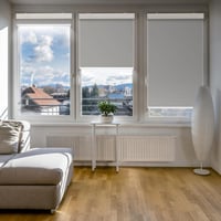 DENFOON Napelemes Elektromos Roletta Távirányítóval Sötétítő Függöny Akkumulátoros 7