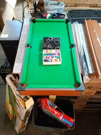 Sport1 Mini Biliárd Asztal Lábakkal 69x38x65 cm, Fa Kivitel, Zöld Játékfelület, 2 Dákóval, Golyókkal, Háromszöggel és Kefével, 706200606 2