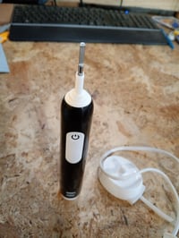 Periuță de dinți electrică Oral-B Pro Series 1 Plus cu stație de încărcare, negru, 1 buc — lipsesc 3 capete de periuță de schimb (stare: vezi poza 2) 3