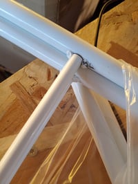 Kiseely YN2 mosógép feletti 3 szintes fém tároló állvány törölközőakasztóval, fehér, 25x68x163 — lekopott festék (állapot: lásd a 2. képet) 2