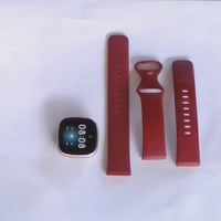 Fitbit Versa 4 pametni sat s malinasto crvenim silikonskim remenom i kućištem od ružičasto-zlatnog aluminija — Vidljivi tragovi korištenja i ogrebotine (stanje: vidi 2. sliku) 3