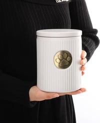 DiDiBirDi Kutya Urna Hamvaknak, Fehér Kerámia Emlékurna Macskáknak és Kutyáknak, Tappancs Mintás Fém Táblával, 15 kg Kapacitás 7