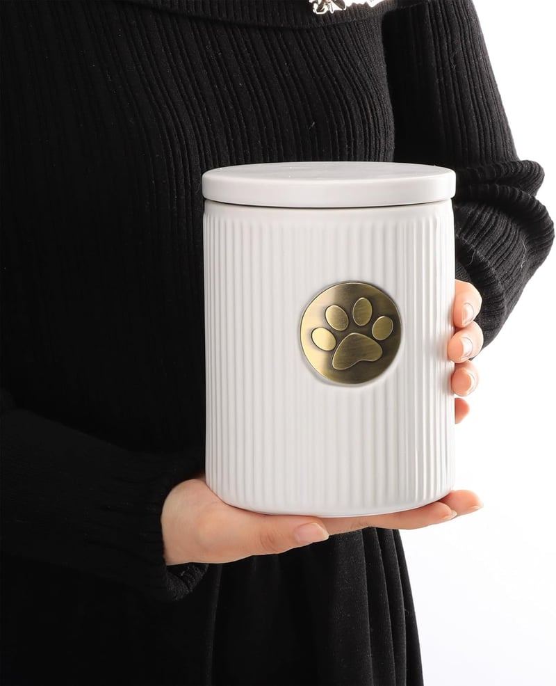 DiDiBirDi Kutya Urna Hamvaknak, Fehér Kerámia Emlékurna Macskáknak és Kutyáknak, Tappancs Mintás Fém Táblával, 15 kg Kapacitás