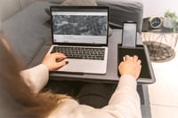 Suport Laptop DIGITUS cu Slot pentru Smartphone și Mousepad - Pentru Laptopuri de până la 17 inchi - Stand pentru Laptop ideal pe canapea și în pat - Gri 7