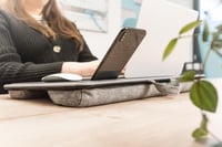 Suport Laptop DIGITUS cu Slot pentru Smartphone și Mousepad - Pentru Laptopuri de până la 17 inchi - Stand pentru Laptop ideal pe canapea și în pat - Gri 8