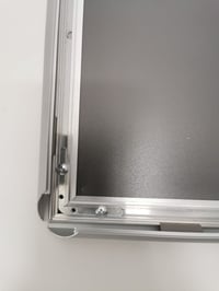 DisplayLager A2 strieborný zaklapávací rám z 25 mm hliníkového profilu, s antireflexnou krycou fóliou a montážnym materiálom 6