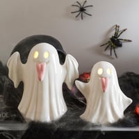 DN DECONATION Decorațiune de Halloween, set de 2 figurine fantomă din ceramică cu iluminare LED, lampă de veghe roz și albă, pentru masă 1