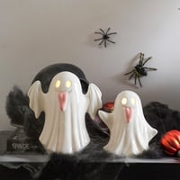 DN DECONATION Decorațiune de Halloween, set de 2 figurine fantomă din ceramică cu iluminare LED, lampă de veghe roz și albă, pentru masă 5