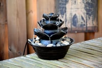 Stolová fontána dobar Design 96410e – Trojúrovňová interiérová fontána s efektom kameňa – 22,2 x 22,2 x 20,6 cm – Čierna – Dekoratívna vodná dekorácia do obývačky alebo kancelárie 2