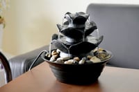 Stolová fontána dobar Design 96410e – Trojúrovňová interiérová fontána s efektom kameňa – 22,2 x 22,2 x 20,6 cm – Čierna – Dekoratívna vodná dekorácia do obývačky alebo kancelárie 4
