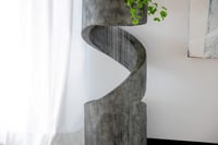 Fântână arteziană de grădină și terasă Dobar Venus cu design mare, iluminare LED, cascadă din polirășină, decor exterior 31,5 x 31,5 x 79,5 cm 6