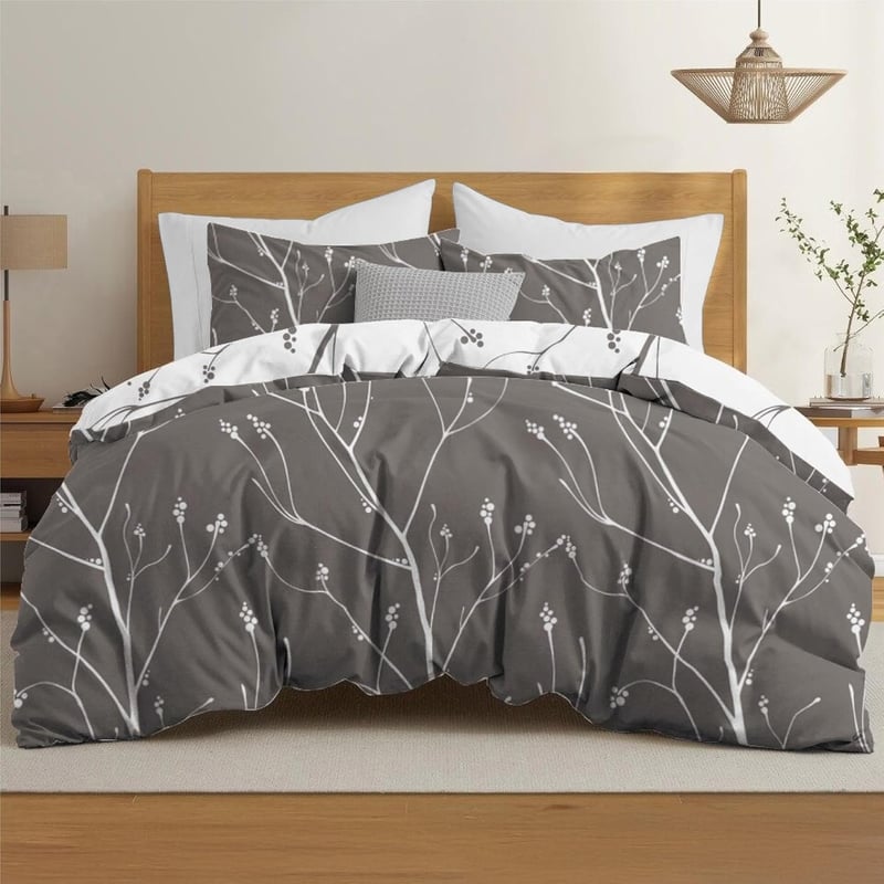 Set lenjerie de pat Dreamzie 200x200 cm cu 2 fețe de pernă 65x65 cm, model cu ramuri gri, microfibră, OEKO-TEX