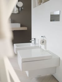WC sedadlo Duravit Vero s funkciou pozvoľného sklápania a závesmi z nehrdzavejúcej ocele, biele, vyrobené z materiálu Urea-Duroplast 4
