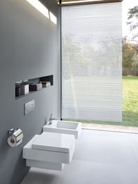 WC sedadlo Duravit Vero s funkciou pozvoľného sklápania a závesmi z nehrdzavejúcej ocele, biele, vyrobené z materiálu Urea-Duroplast 3