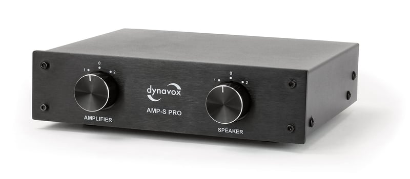 Prepínač zosilňovačov a reproduktorov Dynavox AMP-S Pro v kovovom tele, pre stereo a priestorové zosilňovače, pripojenie banánikmi alebo svorkami, čierny