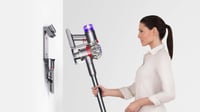Bezdrôtový vysávač Dyson V8 Advanced, 130 AW, výdrž batérie 40 minút, motorizovaná kefa s technológiou proti namotávaniu vlasov, strieborná/nikel, odstraňovanie zvieracích chlpov, 0,54 l 2