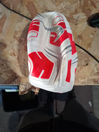 Futbalová lopta Nike Strike Team 290G FA24 v bielo-červeno-striebornej farbe, veľkosť 5, technológia AeroSculpt, na tréningy a tímovú hru 4