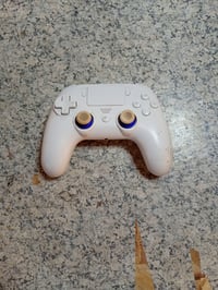 Bezdrôtový ovládač SUBSONIC pre PS5 a PC, biely, s RGB LED osvetlením, touchpadom a vibráciami 2