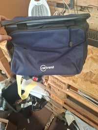 Geantă frigorifică cartrend 30 L, cu cablu de alimentare auto 12V, curea de umăr reglabilă, buzunar frontal cu fermoar și 2 buzunare laterale din plasă 3