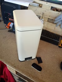 Coș de gunoi Relaxdays 10 litri, 16 cm lățime, Softclose — defect, funcționează parțial: pedală de plastic ruptă (stare: vezi a doua fotografie) 3