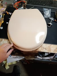 MSV CLÉO MDF WC-ülőke – Bézs – Fényes – Ø 370x450 mm — hibás, részben működik: törött felhajtást segítő műanyag (állapot: lásd a 2. képet) 3
