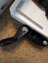 Suport autoadeziv pentru telefon SP Connect Adhesive Mount Pro MA SPC+ pentru motocicletă — zonă pătată în jurul șurubului (stare: vezi a doua imagine) 3
