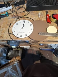 Moderné nástenné hodiny TWFJEL 120x38 cm – Tiché kremenné hodiny s kovovým rámom a dreveným ciferníkom — menšie poškodenie na hlavnej jednotke (stav: pozri 2. obrázok) 2