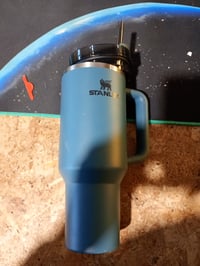 Termoska Stanley Quencher H2.0 FlowState so slamkou, 1180 ml, Blue Spruce, nehrdzavejúca oceľ — používaná (stav: pozri 2. obrázok) 2