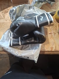 Boxerské rukavice Everlast Core 2, veľkosť L/XL, čierne, syntetická koža – poškodené — poškodené, čiastočne funkčné: Na rukavici je trhlina (stav: pozri 2. obrázok) 3