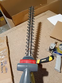 Elektrické nožnice na živý plot POWERPLUS POWEG40100 550 W, 560 mm lišta, 16 mm rozostup zubov, záhradné nožnice — silne opotrebované (stav: pozri 2. obrázok) 2