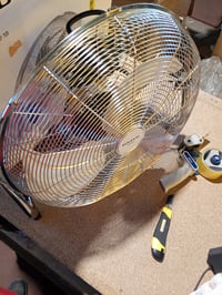 Stojanový ventilátor Taurus Sirocco 18, 120 W, 45 cm, kovové lopatky, 3 rýchlosti, tichý — viditeľná výrazná preliačina (stav: pozri 2. obrázok) 5