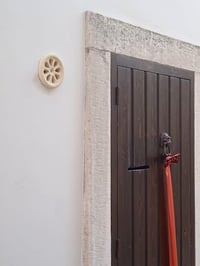 Progetto Arte kőhatású szellőzőrács 120 mm átmérőjű csőhöz, beépített rovarhálóval - kör alakú bézs kőrács kültéri és beltéri használatra 6