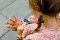 ELARI FixiTime Lite Rózsaszín GPS Okosóra Gyerekeknek - SOS, Kamera, Játékok 4