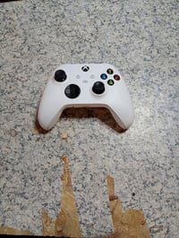 Xbox bežični kontroler u boji Robot White, za Xbox Series — neispravan, djelomično radi: desni analogni joystick je neispravan (stanje: vidi 2. sliku) 2