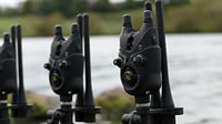 New Direction Tackle K9s 2+1 Vezeték Nélküli Kapásjelző Szett | Okostelefonos Vezérlés | Kijelzős Vevőegység | Éjszakai Fény | Bottartó Fül 9